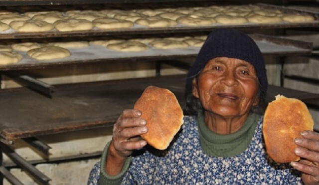 Genoveva Mamani lleva décadas dedicada a la elaboración de panes dulces. Foto: Agencia Andina
