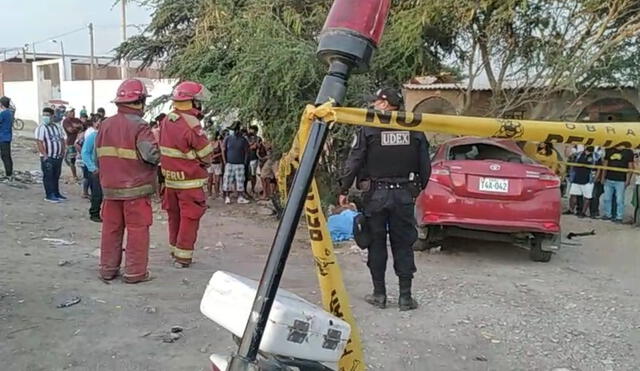 Producto del choque, el auto perdió el control y se estrelló violentamente contra un árbol. Foto: Chiclayo Noticias