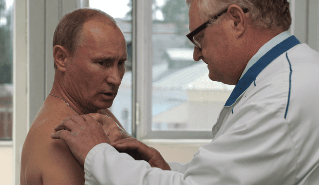 Imagen de archivo de una visita médica de Putin en 2011. Foto: AFP