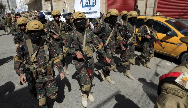 Las fuerzas leales a los rebeldes huzíes de Yemen participan en un reciente desfile militar en Sanaa. Foto: AFP