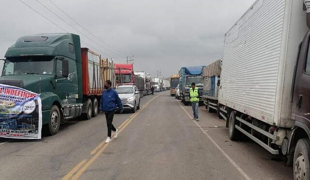 Camiones fueron retirados y se restableció tránsito. Foto: Radio La Decana