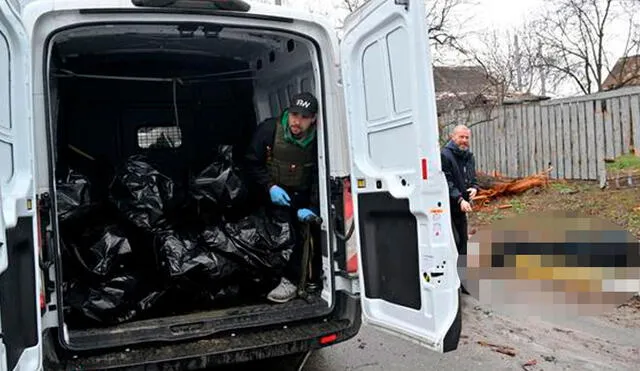 Un trabajador comunal permanece en una camioneta cargada con cadáveres de civiles asesinados en Bucha. Foto: AFP