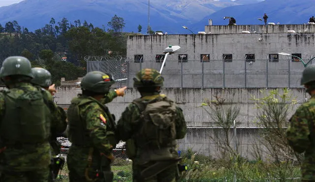 Varios policías vigilan la cárcel de la libertad N.° 1 en Cuenca (Ecuador), donde se registró una nueva revuelta. Foto: EFE