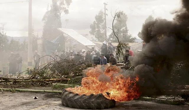 El dato. Tregua a medias en Huancayo. Los campesinos de las localidades adyacentes expresaron su disconformidad con los acuerdos del sábado y lo expresaron con el bloqueo de algunas vías. Foto: GLR