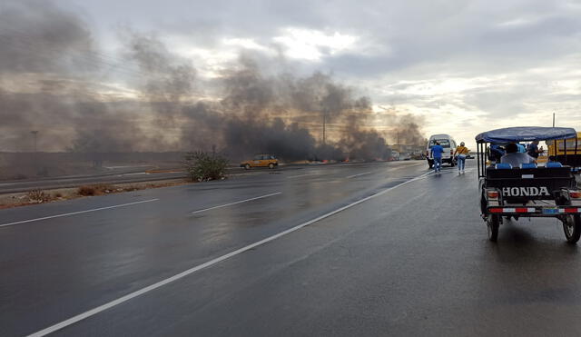 Carretera Piura - Sullana permenece bloqueada. Foto: Difusión.