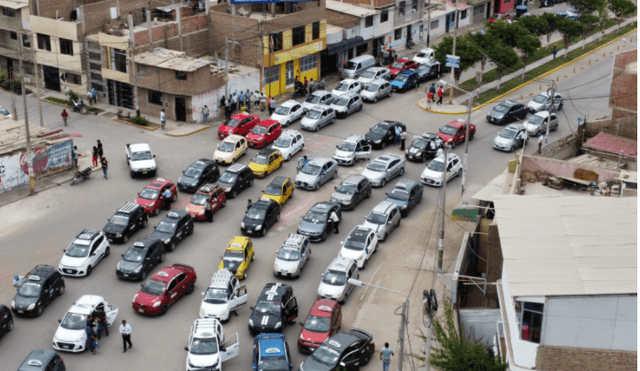 Los manifestantes conjuntamente con sus unidades vehiculares acatan paro de 24 horas. Foto: Clinton Medina