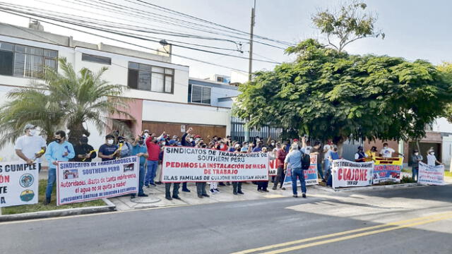 No se resuelve. Trabajadores protestaron porque comuneros no dejan pasar agua a campamento de minera Southern. Foto: La República