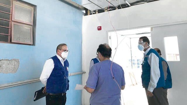 Verificación. Representante de Defensoría del Pueblo inspeccionó obra de hospital de Yanahuara de EsSalud. Foto: La República