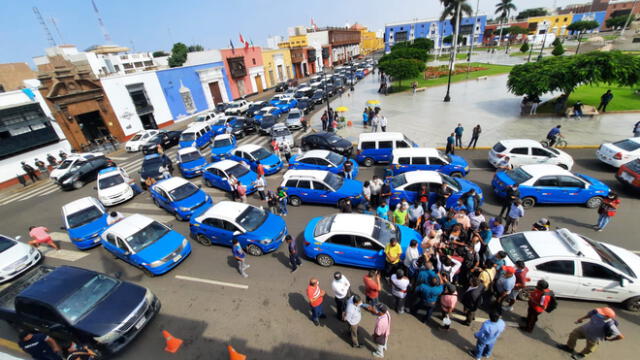 Taxistas siguen en pie de lucha y llegaron hasta la plaza de armas. Foto: Y. Goicochea/La República.