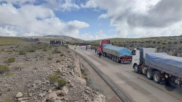 Cusco. Bloqueos en Condoroma afecta el libre tránsito de diversos vehículos. Foto: PNP