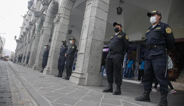Contingente policial resguarda Plaza de Armas. Foto: Rodrigo Talavera / La República