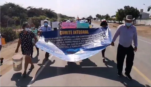 Vecinos marcharon por vía Pomalca - Chiclayo y se dirigieron hacia Epsel. Foto: La República