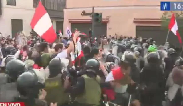 Muchos de los manifestantes llevan palos y objetos que atentan contra los efectivos. Foto: captura de Canal N