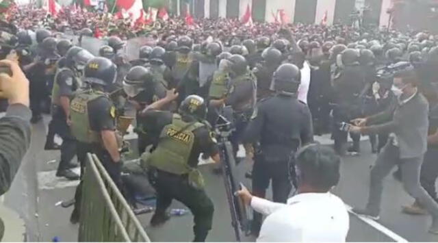 PNP reprime a manifestantes para que no lleguen al Congreso. Foto: captura / URPI