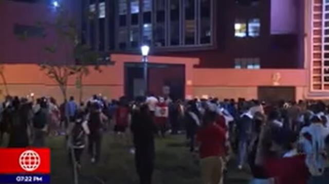 Manifestantes destrozan sede de la Corte Superior de Justicia de Lima. Foto: captura / América