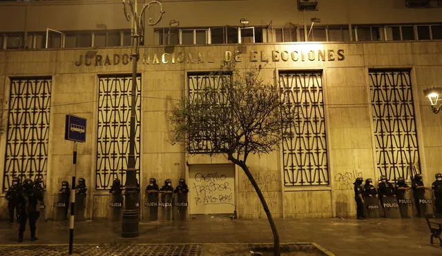 Los enfrentamientos siguen pese a que ya se dejó sin efecto el toque de queda. Foto: La República