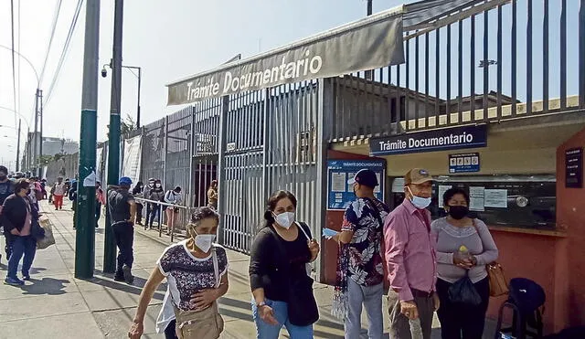 Afectados. Pacientes tuvieron que caminar a nosocomios debido a la falta de transporte. Foto: Mary Luz Aranda/URPI-LR