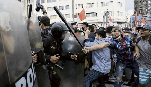 Desmanes. Vándalos y miembros de la resistencia provocaron a la policía y generaron violencia a dos cuadras del Congreso. Foto: Gerardo Marín/La República