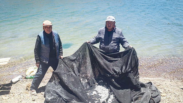 Prueba. Comuneros mostraron como murieron alevinos. Foto: La República