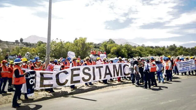 Reclamo. Trabajadores de minera exigen a comuneros les reabran agua para campamento. Foto: La República