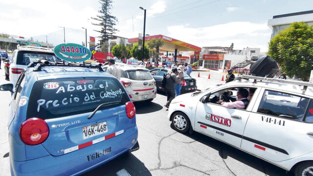 Reclamo. Taxistas de Arequipa hicieron una marcha rodante por las calles de la ciudad. Hicieron paradas en los grifos donde no se notaba una reducción en los costos de los combustibles. Foto: La República