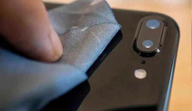 Lo mejor es usar un paño de microfibra para limpiar la cámara de tu smartphone. Foto: Cienradios