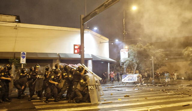 Varios agentes policiales resultaron heridos. Foto: Antonio Melgarejo / La República
