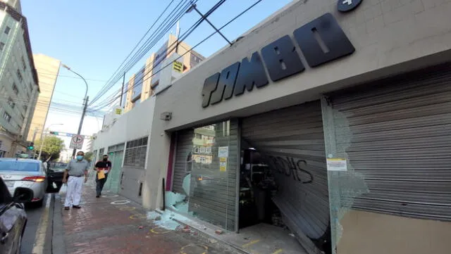 Tienda ubicada en el Jr. Camaná fue atacada por vándalos durante las manifestaciones contra Pedro Castillo. Foto: Jessica Merino / URPI-LR
