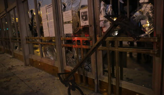 Los protestantes lanzaron una banqueta de la calle contra las puertas de vidrio del Ministerio Público. Foto: La República