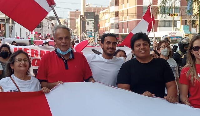 Sonrientes se mostraron los candidatos para las fotografías de los asistentes. Foto: difusión.