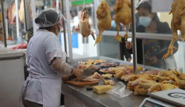 El precio del pollo, durante estos cuatro meses del año, ha bajado y subido en su venta y comercialización. Foto: Archivo LR