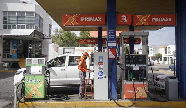 En varias estaciones aún no reducen los precios de combustibles como se esperaba. Foto: Rodrigo Talavera/La República