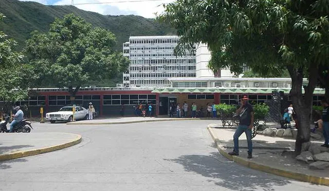 Empleados del Hospital Central de Maracay, en Venezuela, fueron humillados por los familiares del fallecido en medio de la confusión. Foto: Crónica Uno