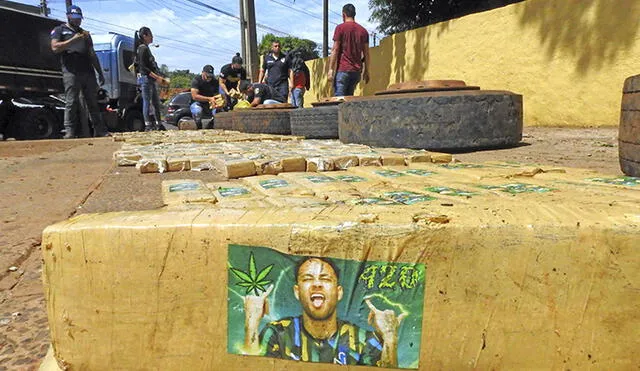 Fotografía de un paquete de marihuana con la foto de Neymar incautado este miércoles, 6 de abril, en Asunción (Paraguay). Foto: EFE