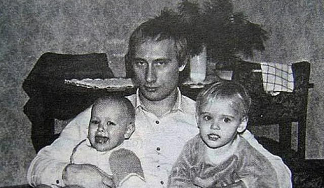 Foto antigua de un joven Vladimir Putin con sus dos hijas. Foto: archivo ruso