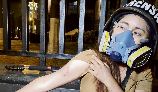 Víctima. Mery Luz Aranda, reportera de La República, se salvó de una lesión grave. Un casco protegió su cabeza de algo mayor. Foto: URPI-GLR