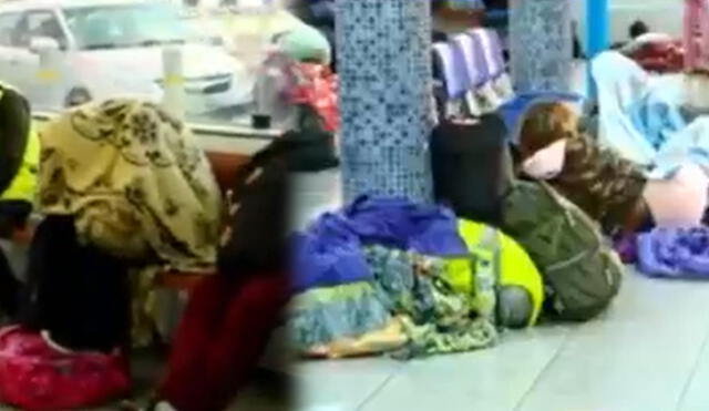 Pasajeros dormían en el piso del terminal. Foto: captura Panamericana Noticias