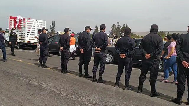 Contingente policial acompaña a los agremiados en su manifestación. Foto: captura video RCC Tacna