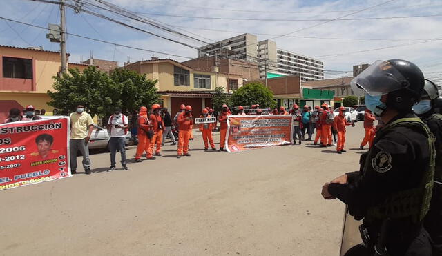 Policía resguardó la protesta pacífica de los obreros en Chiclayo. Foto: Carlos Vásquez/La República.