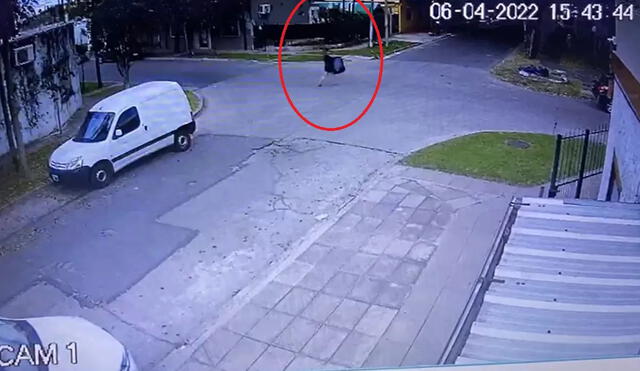 Una mujer trasladó a la bebé dentro de una bolsa de basura y la dejó en una esquina. Foto: Captura de video