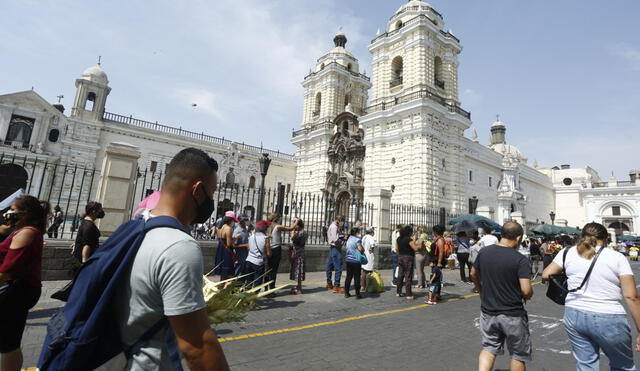 Miles de personas acuden al Centro de Lima para celebrar la Semana Santa. Marco Cotrina/La República