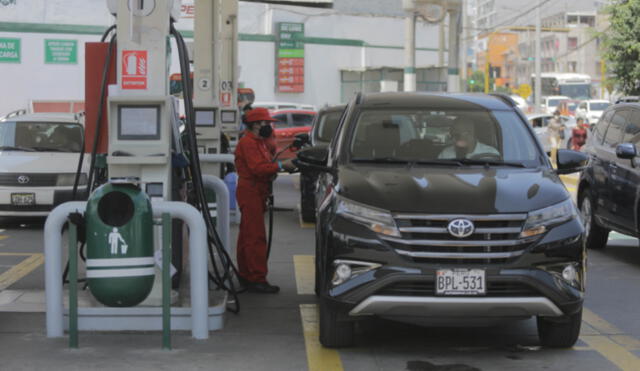 Conoce todos los detalles sobre el precio de los combustibles hoy, 8 de abril. Foto: Gerardo Marín/LR.