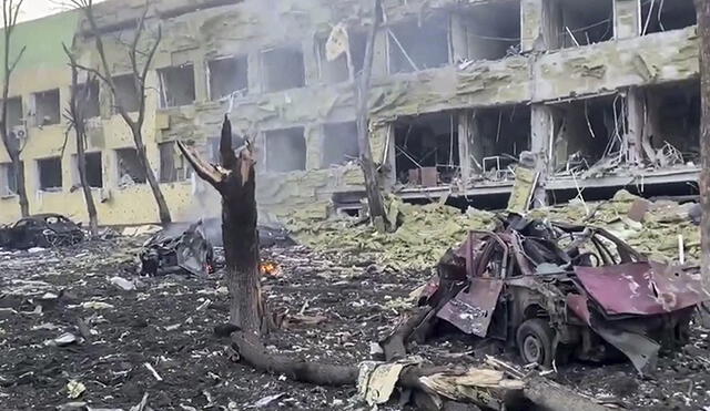 Edificio de un hospital infantil destruido luego de un ataque aéreo ruso ocurrido en marzo en la ciudad de Mariúpol. Foto. AFP