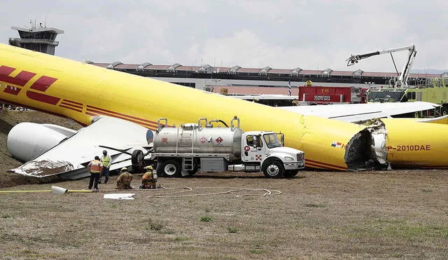 Un avión de la empresa de mensajería DHL partido en dos tras haberse salido de pista por un problema hidráulico en el aeropuerto Juan Santamaría, en San José (Costa Rica). Foto: EFE