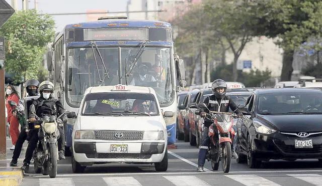Caos. Una imagen habitual: colectivos compitiendo con buses en los corredores viales. Foto Gerardo Marín/ La República