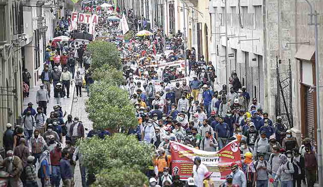 Pedido. Gremios de Arequipa se movilizaron por las calles para exigir la clausura del congreso. Foto: La República