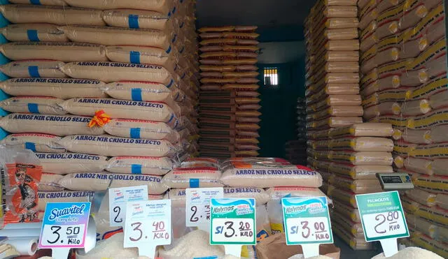 Comerciantes de arroz de mercado Moshoqueque ofertan diversas marcas del cereal. Foto: Rosa Quincho