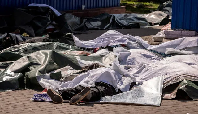 Según los rastros de sangre en el suelo y los testimonios, las víctimas fueron acribilladas en varios lugares de la estación. Foto: AFP