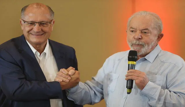 El expresidente de Brasil (2003-2010) Luiz Inácio Lula da Silva (derecha) y el exgobernador de Sao Paulo Geraldo Alckmin (izquierda) se dan la mano durante una reunión. Foto: AFP