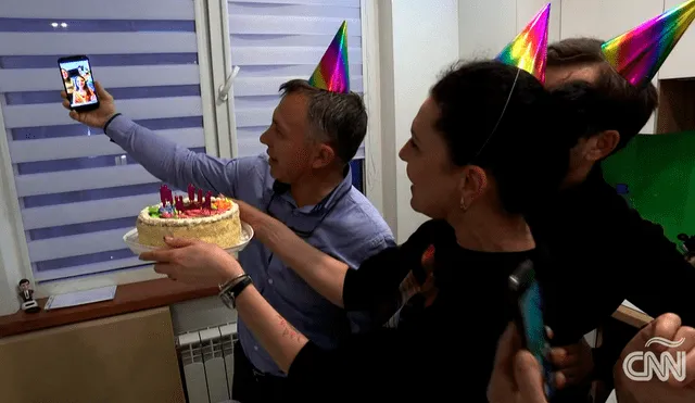 Mientras se realizaba la fiesta de cumpleaños virtual, las sirenas antiaéreas sonaron una vez más y todos tuvieron que correr a un refugio subterráneo. Foto: captura de video / CNN